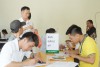 Người dân đến Bưu điện huyện đăng ký cấp đổi bằng lái xe