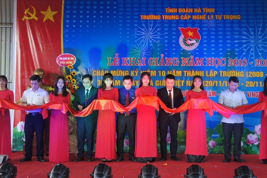 Đại diện Tập đoàn Vingroup trao tặng 20 bộ máy vi tính, trị giá 175 triệu đồng cho Nhà trường