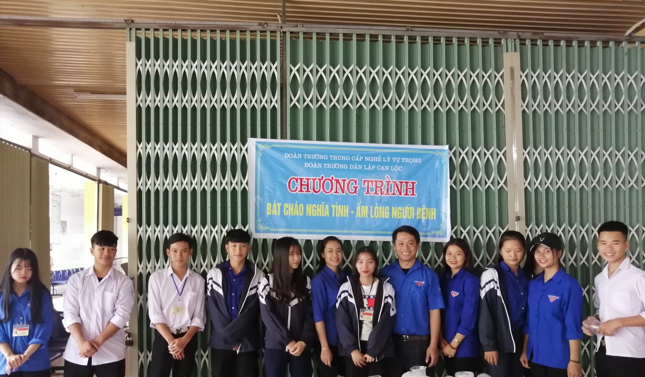 Đoàn thanh niên tổ chức " Bát cháo nghĩa tình - Ấm lòng người bệnh"