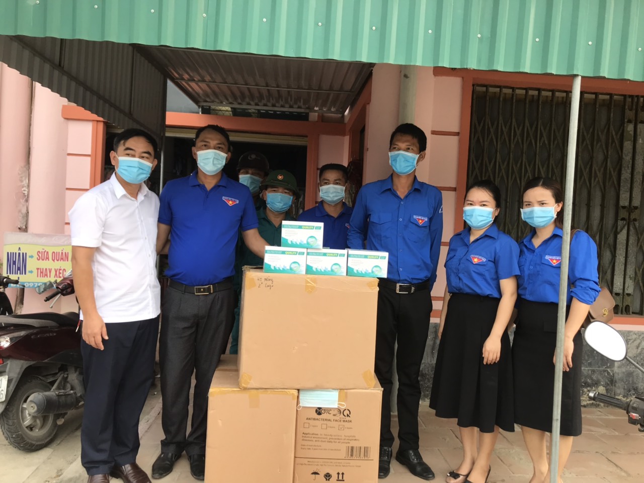 Đoàn trường Trung cấp nghề Lý Tự Trọng cấp phát khẩu trang miễn phí cùng chung tay phòng chống đại dịch Covid-19