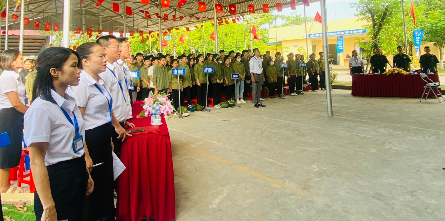 Trường Trung cấp nghề Lý Tự Trọng tổ chức Lễ khai giảng khóa học Giáo dục Quốc phòng và An ninh cho học sinh năm học 2023-2024.