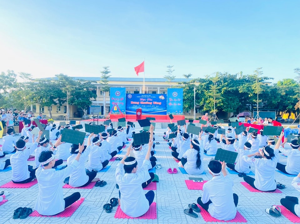 Hội thi Rung chuông vàng chủ đề: " Thầy cô chắp cánh ước mơ" chào mừng kỉ niệm 41 năm ngày nhà giáo Việt Nam.